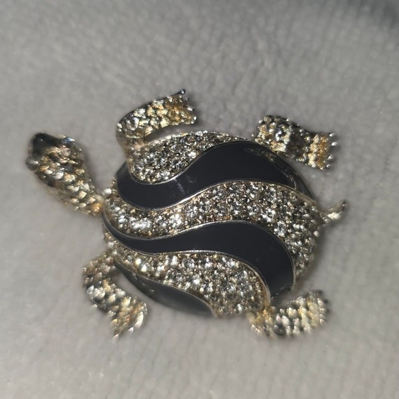 St. John Black and Silver‎ Crystal Turtle Brooch - Picture 8 of 11